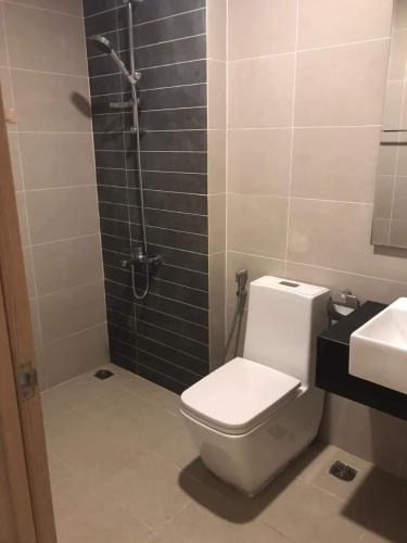 Nhà tắm căn hộ Sunrise CityView Cho thuê căn hộ view thành phố, nội thất cơ bản Sunrise CityView