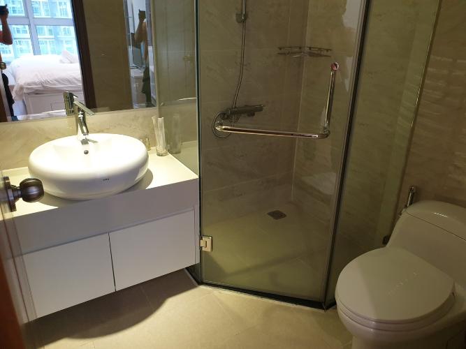 Toilet căn hộ VINHOMES CENTRAL PARK Cho thuê căn hộ Vinhomes Central Park 2PN, tầng cao, đầy đủ nội thất, view hồ bơi và đường Nguyễn Hữu Cảnh