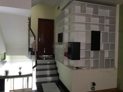 Cầu thang nhà phố Bình Trưng Tây, Quận 2 Nhà phố mặt tiền sân vườn rộng rãi, thích hợp kinh doanh.