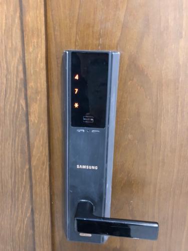 TIỆN ÍCH Eco Green Saigon Căn hộ Eco Green Saigon nội thất cơ bản, phòng ngủ lót gỗ.