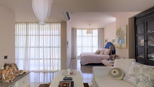 Khu vực tiếp khách trong phòng ngủ Penthouse 4B The Estella An Phú