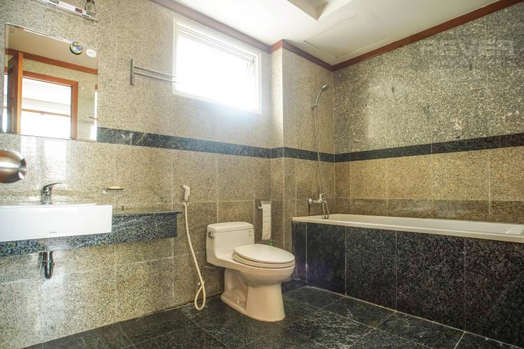 Toilet căn hộ PHÚ HOÀNG ANH Cho thuê căn hộ Phú Hoàng Anh 3 phòng ngủ, diện tích 128m2, đầy đủ nội thất