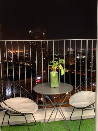 Ban công căn hộ Masteri An Phú Cho thuê căn hộ Masteri An Phú 2PN, diện tích 69.6m2, tầng cao, đầy đủ nội thất