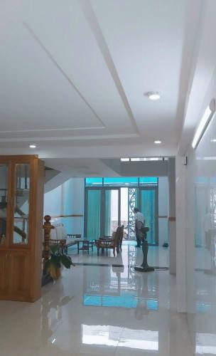 Phòng khách nhà phố Gò Vấp Nhà phố trung tâm Gò Vấp hướng Nam diện tích 170m2, hẻm xe hơi.