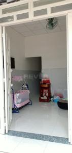 Phòng khách nhà phố hẻm Quận 9 Nhà phố quận 9 diện tích 63m2, sân trước rộng rãi.