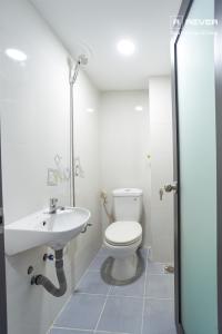 toilet nhà phố Quận 10 Bán nhà 4 tầng hẻm Tô Hiến Thành, Quận 10, hướng Đông Nam, cách đường CMT8 500m