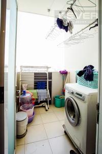 Lô Gia Căn hộ Chung cư Phú Mỹ tầng cao, 3PN, nội thất đầy đủ, view hồ bơi