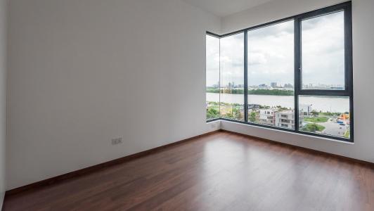 Phòng ngủ căn hộ One Verandah Căn hộ One Verandah nội thất cơ bản, sàn lót gỗ, nhiều cửa kính.