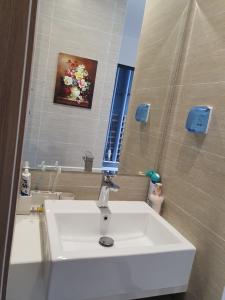 Toilet Vinhomes Grand Park Quận 9 Căn hộ Vinhomes Grand Park 2 phòng ngủ, đón view nội khu.