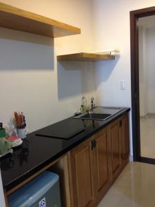 Bếp officetel Sunrise City Bán officetel Sunrise City tầng thấp, diện tích 39.6m2 - 1 phòng ngủ, nội thất cơ bản