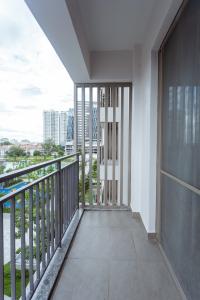 Lô gia căn hộ Saigon South Residence Cho thuê căn hộ 3PN, diện tích 104m2, đầy đủ nội thất, view nội khu toàn cảnh dự án Saigon South Residence.