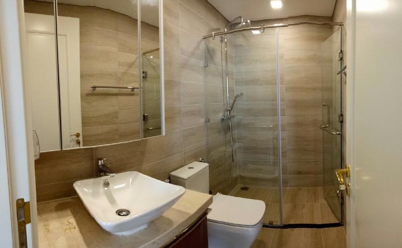 Phòng tắm Vinhomes Golden River, Quận 1 Căn hộ Vinhomes Golden River đầy đủ nội thất, hướng Đông Bắc.