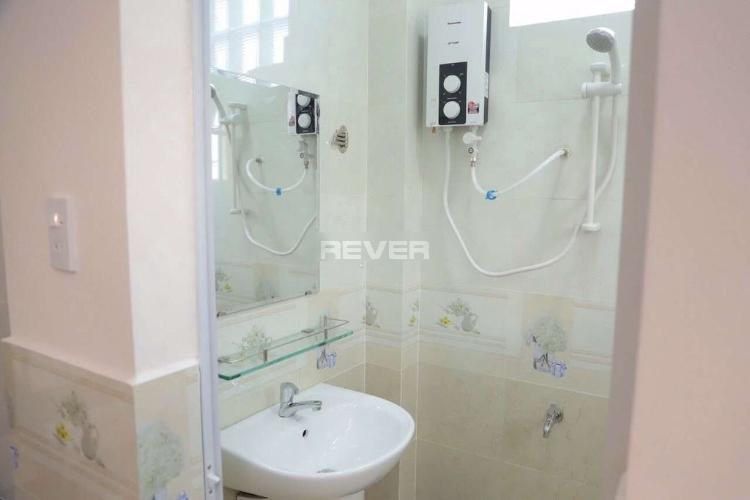 Phòng tắm nhà Phú Mỹ, Bình Thạnh Nhà phố Bình Thạnh nội thất cơ bản còn mới, hướng Đông.
