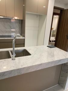 Bếp căn hộ 2PN KingDom 101 Cho thuê căn hộ Kingdom 101 thuộc tầng trung, diện tích 79m2 2PN