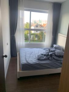 view phòng ngủ Bán căn hộ Sunrise Riverside tầng thấp, đầy đủ nội thất hiện đại.