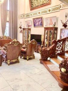 Bán biệt thự mặt tiền đường Lê Thúc Hoạch, diện tích đất 195m2, đầy đủ nội thất, sổ hồng chính chủ