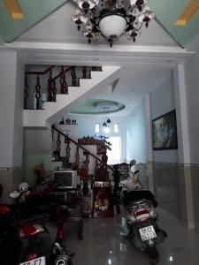 Bán nhà phố quận 7 có sổ hồng chính chủ, bàn giao ngay.