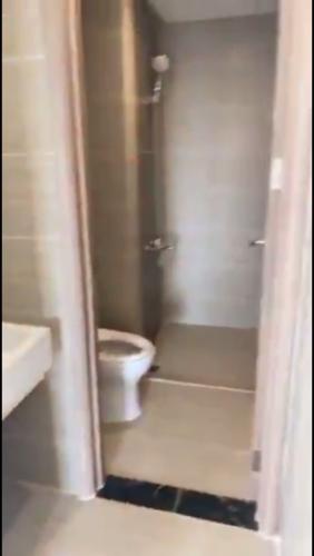 Toilet Vinhomes Grand Park Quận 9 Căn hộ Vinhomes Grand Park tầng cao, nhìn hướng thành phố và sông