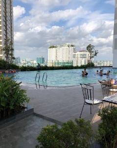 Hồ bơi RiverGate Residence, Quận 4 Căn hộ RiverGate Residence view thành phố, nội thất tiện nghi.