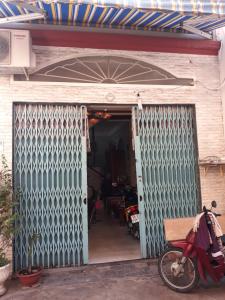 Bán nhà 2 tầng hẻm Trần Xuân Soạn, Quận 7, sổ hồng, cách cầu Rạch Ông 100m