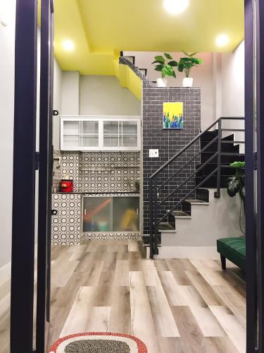 Phòng khách nhà phố Quận 7 Nhà phố diện tích sử dụng 30.8m2, có sổ hồng và pháp lý rõ ràng.