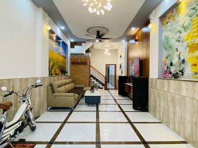 Phòng khách Nhà phố Q.Gò Vấp hướng Bắc bàn giao đầy đủ nội thất, có sổ hồng riêng.