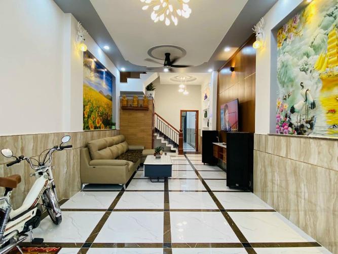 Phòng khách Nhà phố Q.Gò Vấp hướng Bắc bàn giao đầy đủ nội thất, có sổ hồng riêng.