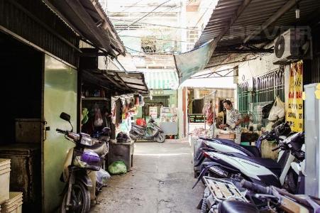 Đường trước nhà căn hộ tầng trệt chung cư Ngô Gia Tự Bán căn hộ tầng trệt Chung cư Ngô Gia Tự 2PN, diện tích 35m2, nội thất cơ bản, cách vòng xoay Lý Thái Tổ 500m