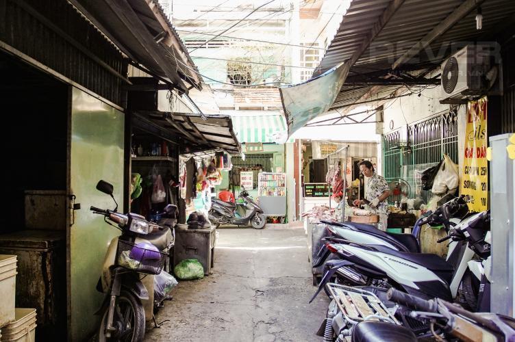 Đường trước nhà căn hộ tầng trệt chung cư Ngô Gia Tự Bán căn hộ tầng trệt Chung cư Ngô Gia Tự 2PN, diện tích 35m2, nội thất cơ bản, cách vòng xoay Lý Thái Tổ 500m