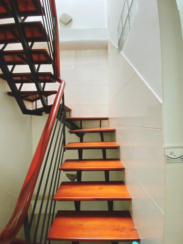 Cầu thang nhà phố Vĩnh Viễn, Quận 10 Nhà phố trung tâm quận 10, hướng Tây, đầy đủ nội thất.