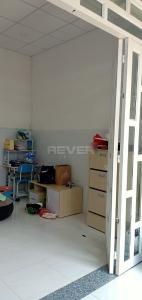 Phòng khách nhà phố hẻm Quận 9 Nhà phố quận 9 diện tích 63m2, sân trước rộng rãi.