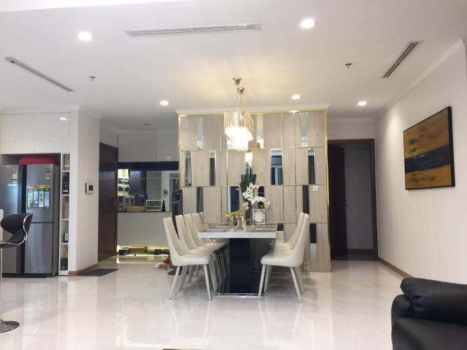 Căn hộ Vinhomes Central Park tầng trung, đầy đủ nội thất.