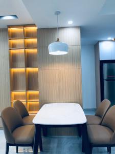 bàn ăn căn hộ Saigon South Residence Bán căn hộ Saigon South Residence tầng cao, đầy đủ nội thất.