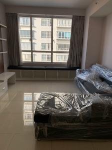 View phòng khách Sunrise City, Quận 7 Căn hộ Sunrise City ban công hướng Đông Nam, đón view thoáng mát.