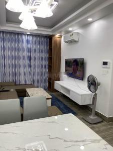 Phòng khách căn hộ Lavida Plus, Quận 7 Căn hộ chung cư Lavida Plus nội thất đầy đủ, view thành phố sầm uất.