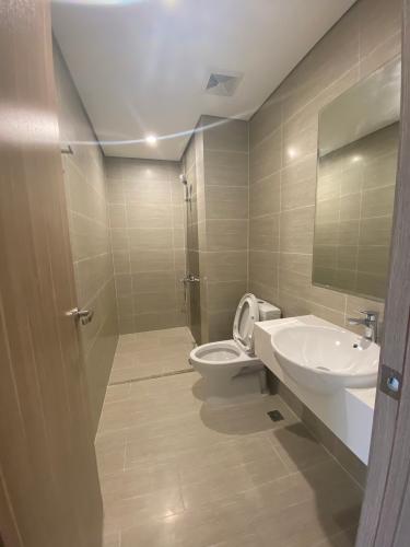 Toilet Vinhomes Grand Park Quận 9 Căn hộ Vinhomes Grand Park tầng 5, view nội khu mát mẻ.