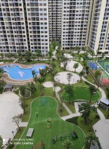 View từ căn hộ Vinhomes Grand Park Căn hộ Vinhomes Grand Park tầng 21 ban công thoáng gió.