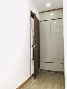 Tủ gỗ căn hộ Saigon South Residence Cho thuê căn hộ view nội khu, nội thất cơ bản Saigon South Residence.