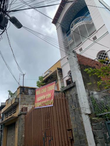 Mặt trước nhà phố Mai Văn Ngọc, Phú Nhuận Nhà mặt tiền Phú Nhuận, diện tích rộng, nội thất cơ bản.