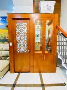 Tủ phòng khách Nhà phố Q.Gò Vấp hướng Bắc bàn giao đầy đủ nội thất, có sổ hồng riêng.