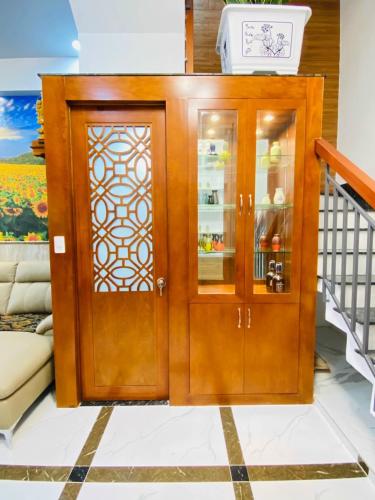 Tủ phòng khách Nhà phố Q.Gò Vấp hướng Bắc bàn giao đầy đủ nội thất, có sổ hồng riêng.