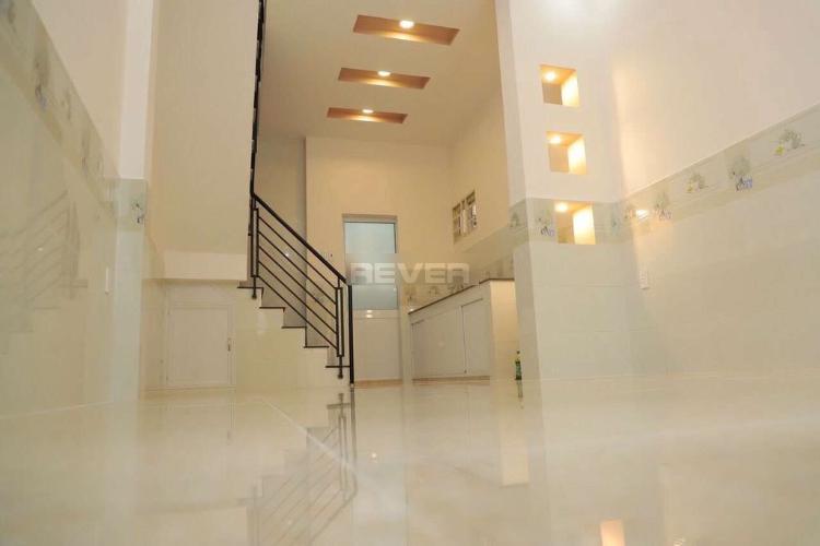 Phòng khách nhà Phú Mỹ, Bình Thạnh Nhà phố Bình Thạnh nội thất cơ bản còn mới, hướng Đông.