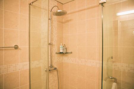 Toilet The Manor Quận Bình Thạnh Căn hộ The Manor tầng thấp, ban công hướng Nam.