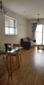 Phòng khách căn hộ City Gate Căn hộ City Gate tầng cao nội thất đầy đủ, view nội khu hồ bơi.