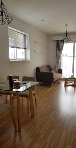 Phòng khách căn hộ City Gate Căn hộ City Gate tầng cao nội thất đầy đủ, view nội khu hồ bơi.