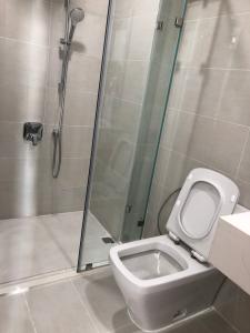 wc Eco Green Saigon Căn hộ Eco Green Saigon nội thất cơ bản, phòng ngủ lót gỗ.