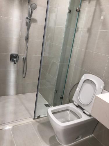 wc Eco Green Saigon Căn hộ Eco Green Saigon nội thất cơ bản, phòng ngủ lót gỗ.