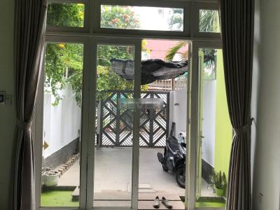 Sân trước nhà phố Bình Trưng Tây, Quận 2 Nhà phố mặt tiền sân vườn rộng rãi, thích hợp kinh doanh.