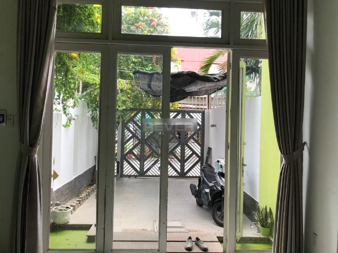 Sân trước nhà phố Bình Trưng Tây, Quận 2 Nhà phố mặt tiền sân vườn rộng rãi, thích hợp kinh doanh.