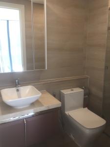 Toilet căn hộ Vinhomes Golden River Cho thuê căn hộ Vinhomes Golden River 2PN, diện tích 70m2, đầy đủ nội thất, view sông Sài Gòn